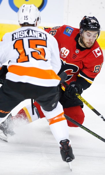 Frolik scores in his 800th NHL game, Flames beat Flyers 3-1